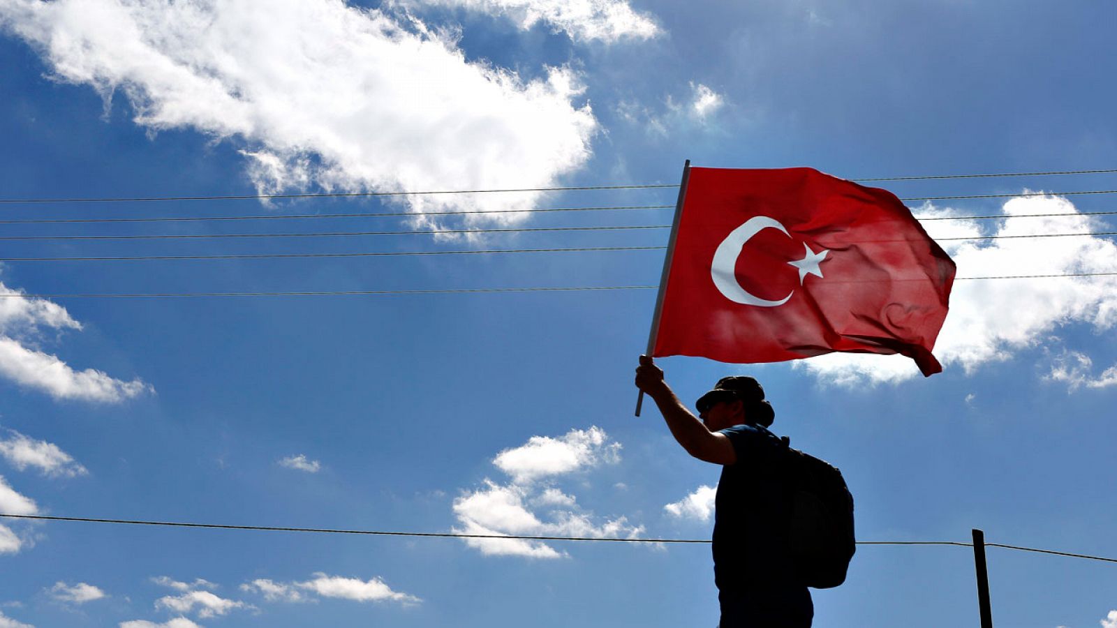 Un manifestante enarbola la bandera de Turquía