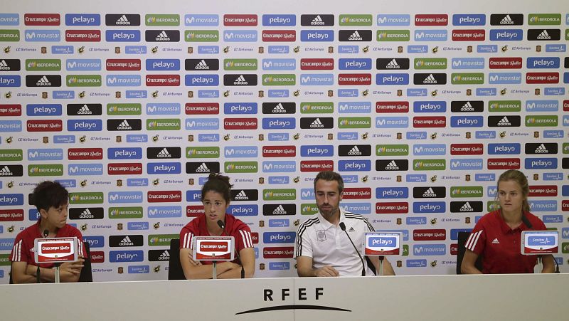 Amanda Sampedro (i), Irene Paredes (2i) y Marta Torrejón (d), y el entrenador Jorge Vilda (d), durante una rueda de prensa
