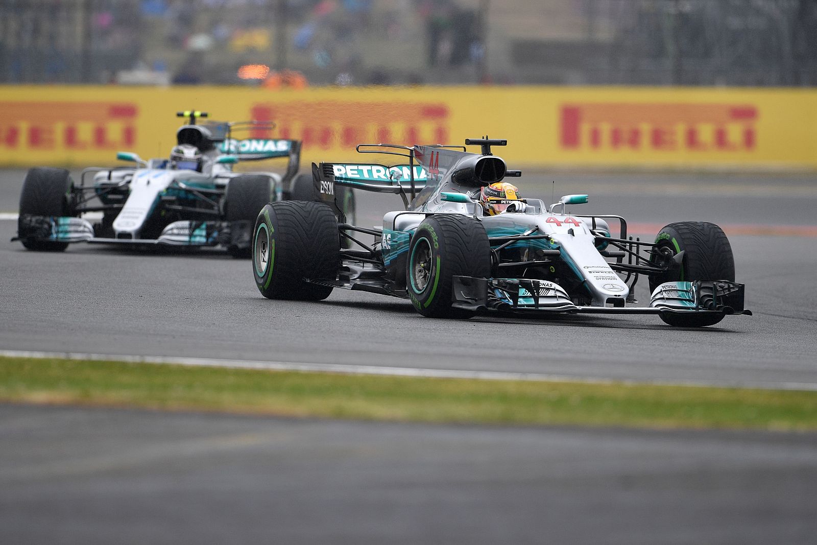 Hamilton, por delante de su compañero Bottas durante la clasificación