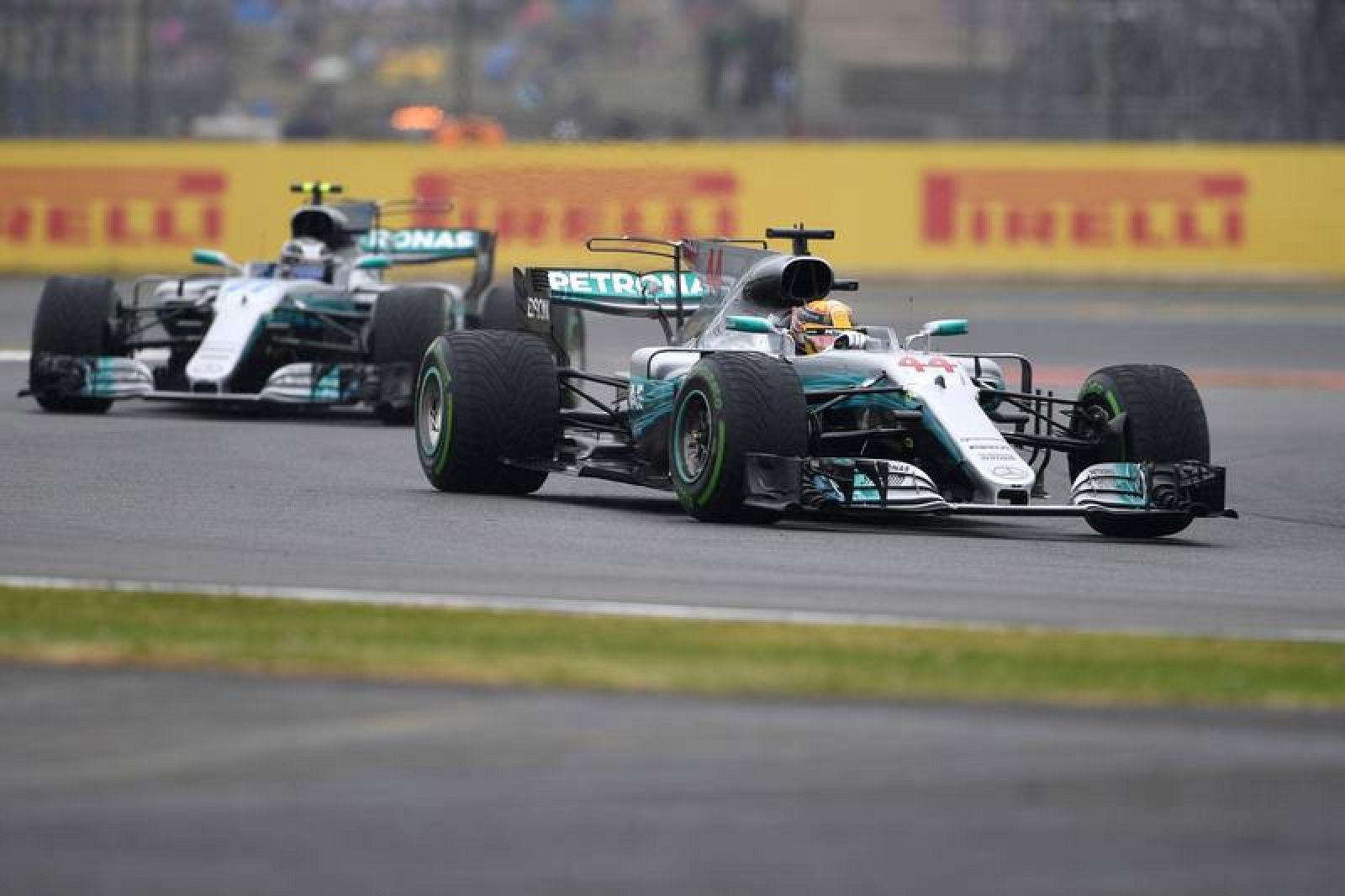 Hamilton, por delante de su compañero Bottas durante la clasificación 
