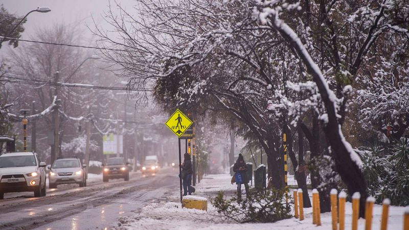 Imagen de una calle cubierta de nieve en Santiago de Chile el sábado 15 de julio de 2017.