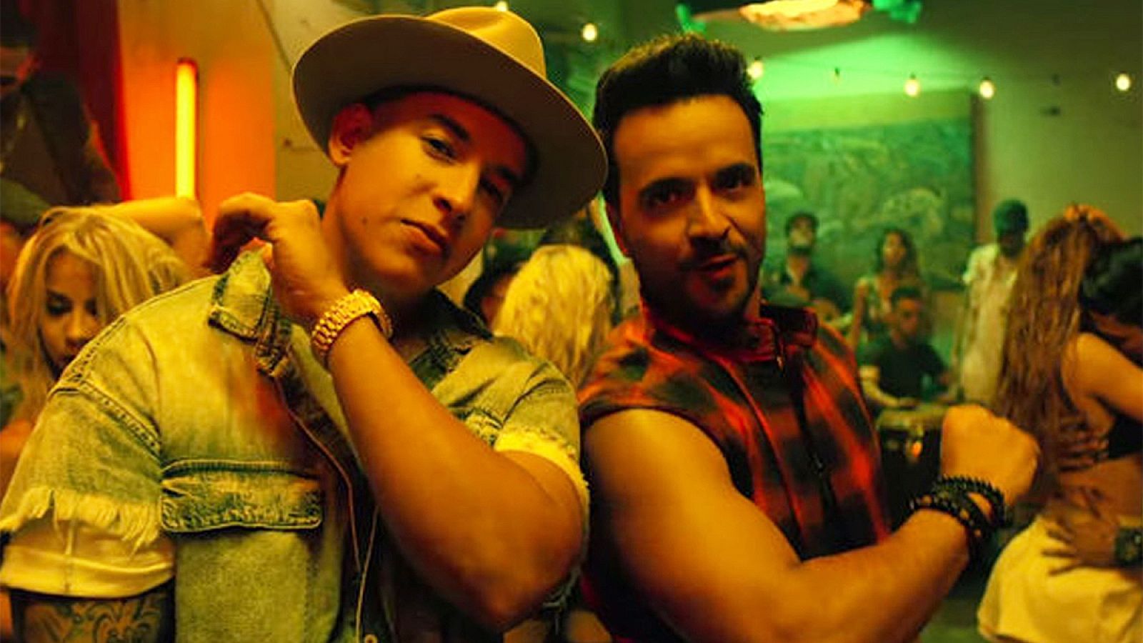 Daddy Yankeey y Luis Fonsi  en el videoclip de "Despacito"