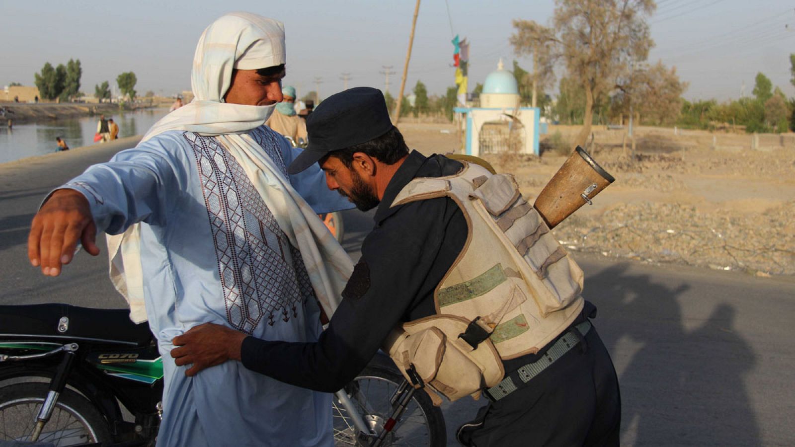 Agentes afganos registran a ciudadanos en el distrito de Kandahar