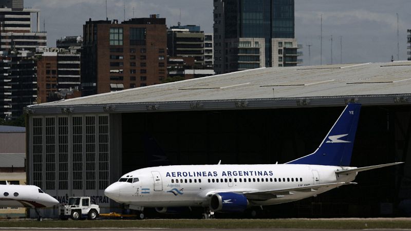 Un avión de Aerolíneas Argentinas en el Aeroparque Metropolitano de Buenos Aires, Argentina
