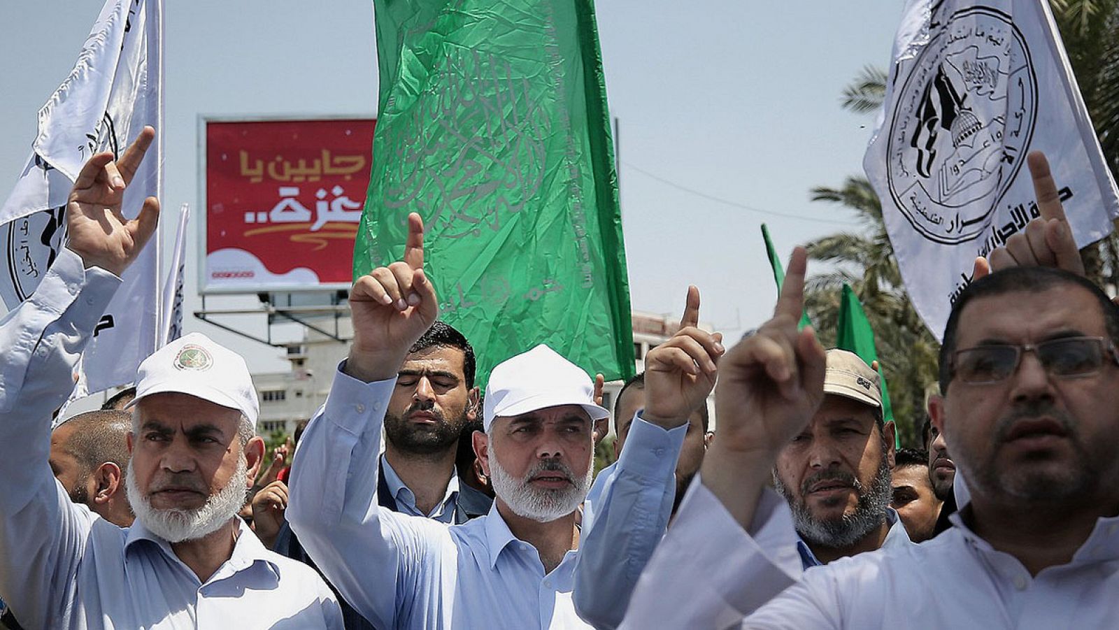 El principal líder de la organización Hamas, el jeque Ismaeil Haneiya (centro) asiste a una protesta contra las medidas de seguridad en la mezquita de Al-Aqsa el 21 de julio de 2017, en la ciudad de Gaza (Franja de Gaza)
