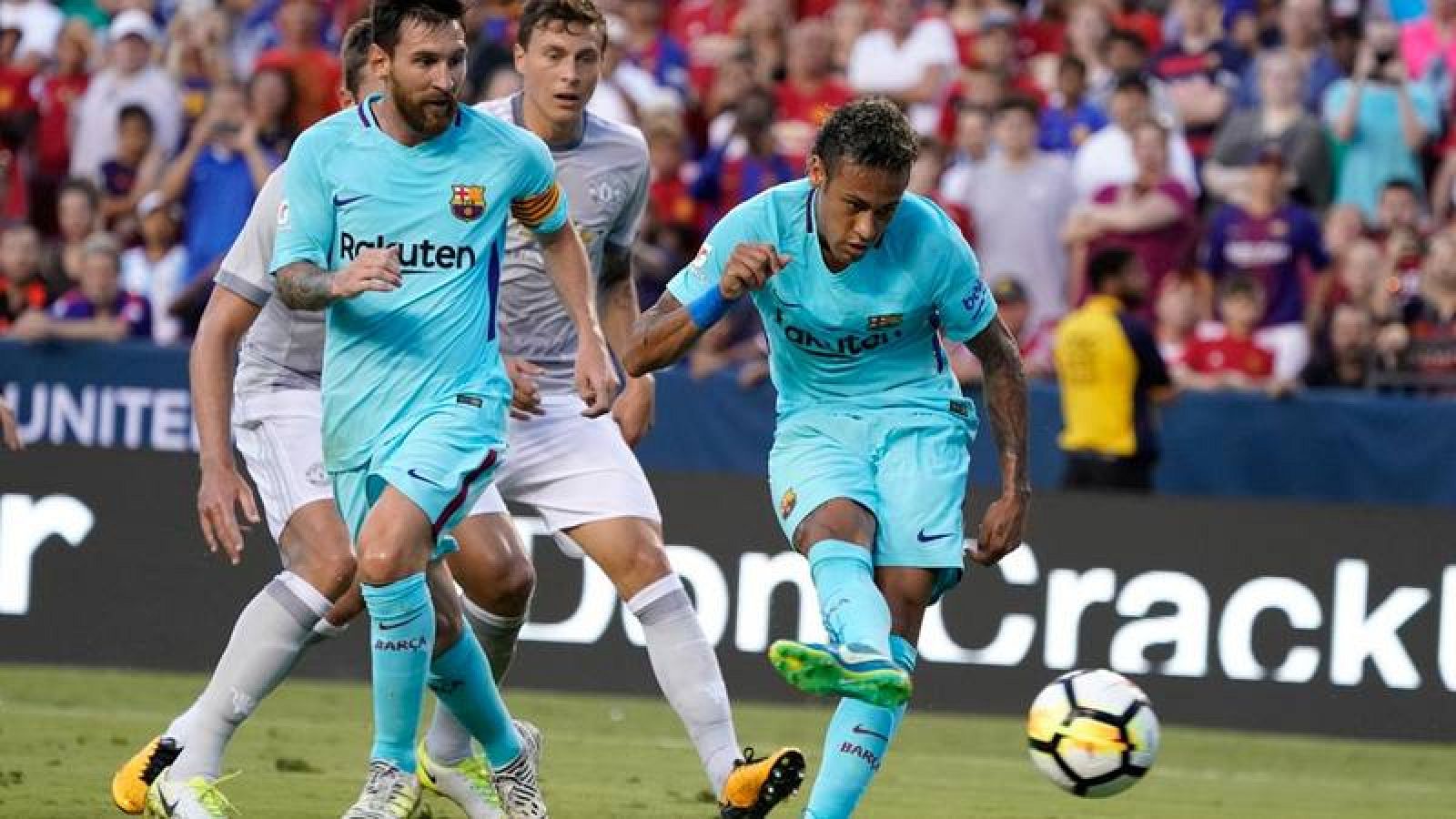 Momento en el que Neymar anota el único tanto del partido