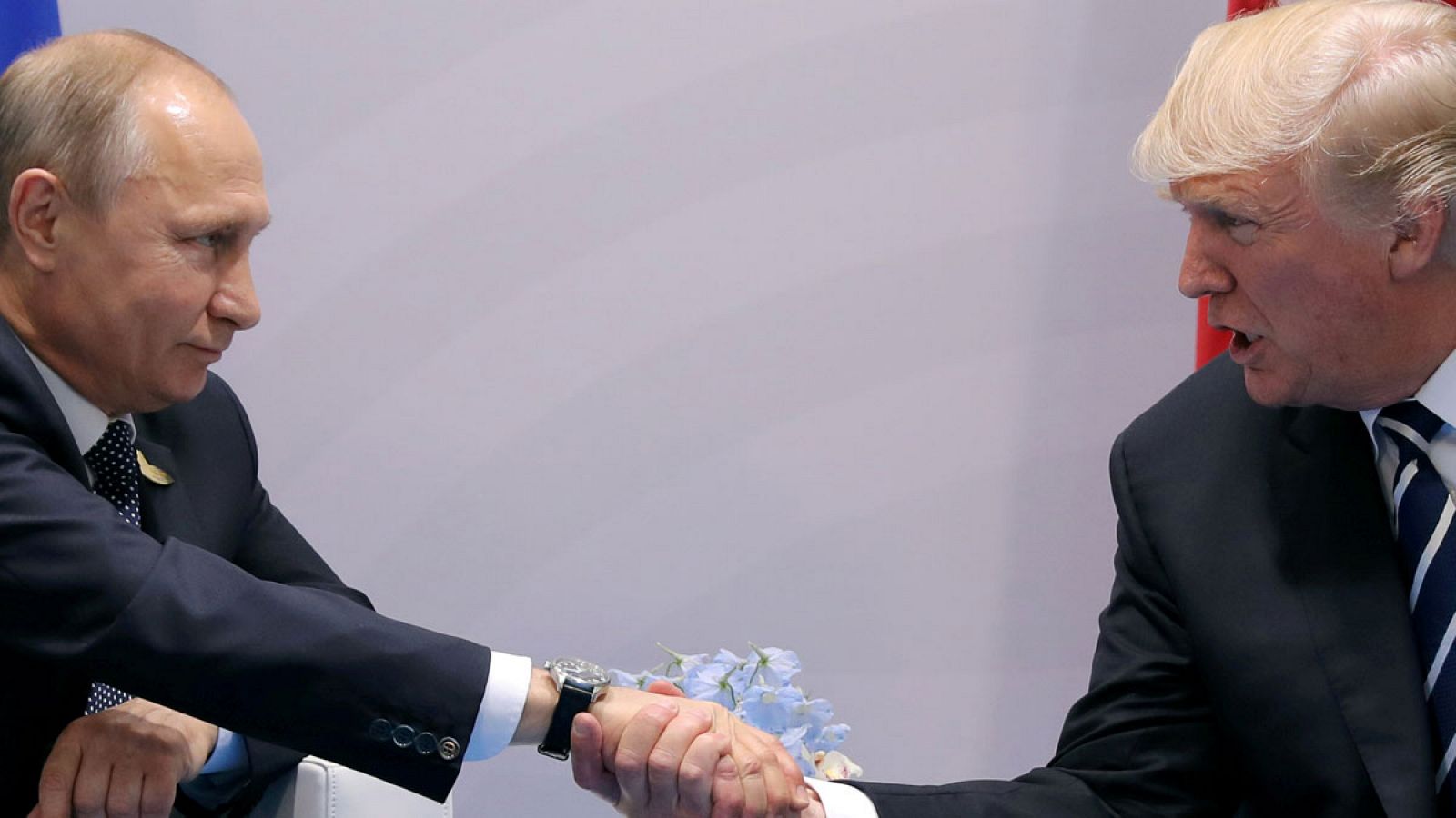 Trump y Putin se dan la mano durante su encuentro en el marco de la Cumbre del G20 el pasado 7 de julio de 2017.