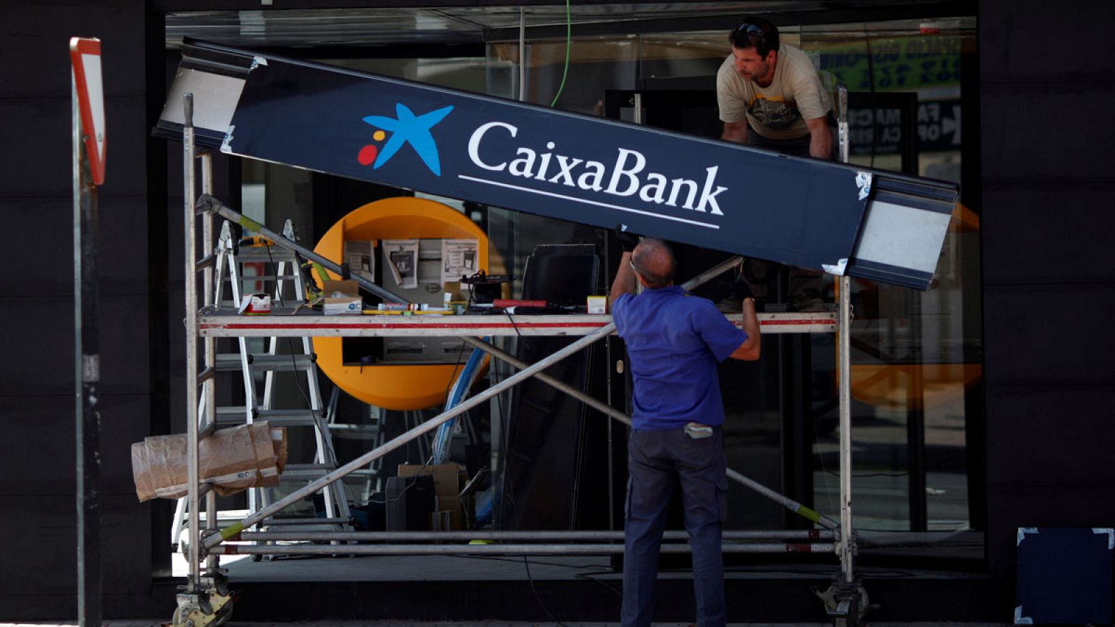 Imagen de archivo de unos trabajadores en la obra para la apertura de una sucursal de CaixaBank en Ronda.