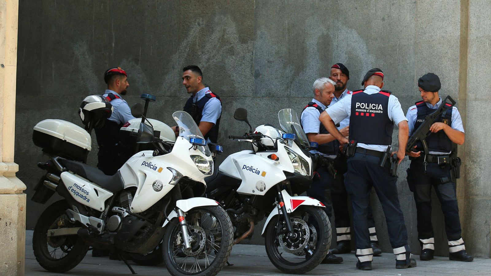 Tres muertos al chocar un turismo con un camión en la AP-7 en Barcelona