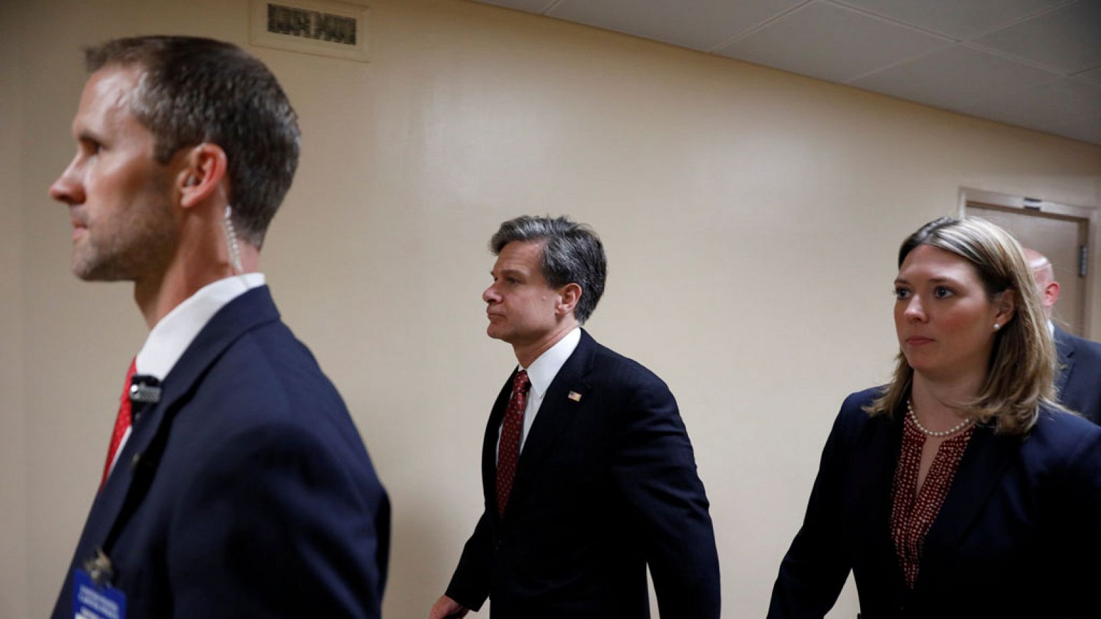 Trump propuso a Christopher Wray, en el centro, para nuevo director del FBI