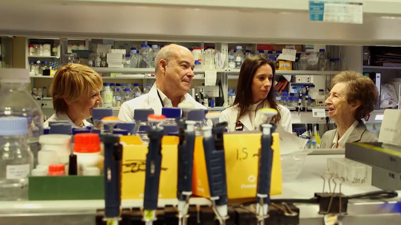 Antonio Resines y Blanca Portillo visitan el laboratorio de Margarita Salas en el Centro de Biología Molecular Severo Ochoa