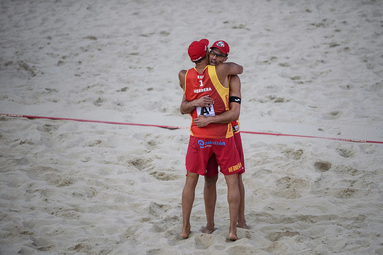 Los españoles Adrián Gavira Collado y Pablo Herrera Allepuz celebran su victoria.