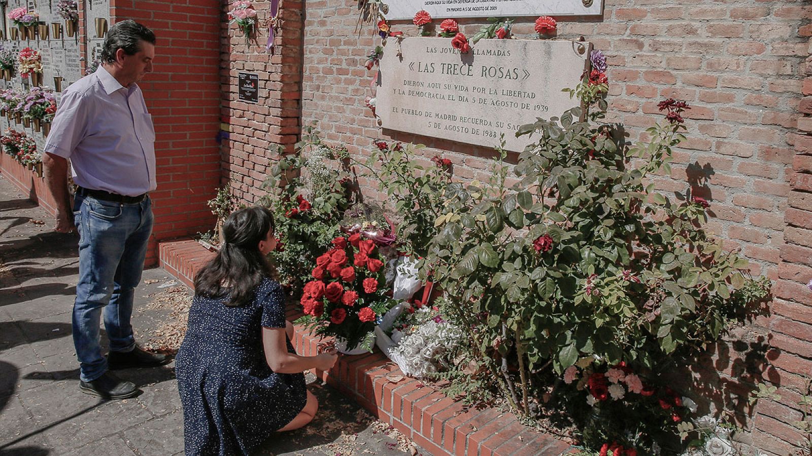 El secretario general del PCE, José Luis Centella (i), y Raquel Sánchez, militante de la UJCE, en el homenaje a 'Las Trece Rosas'