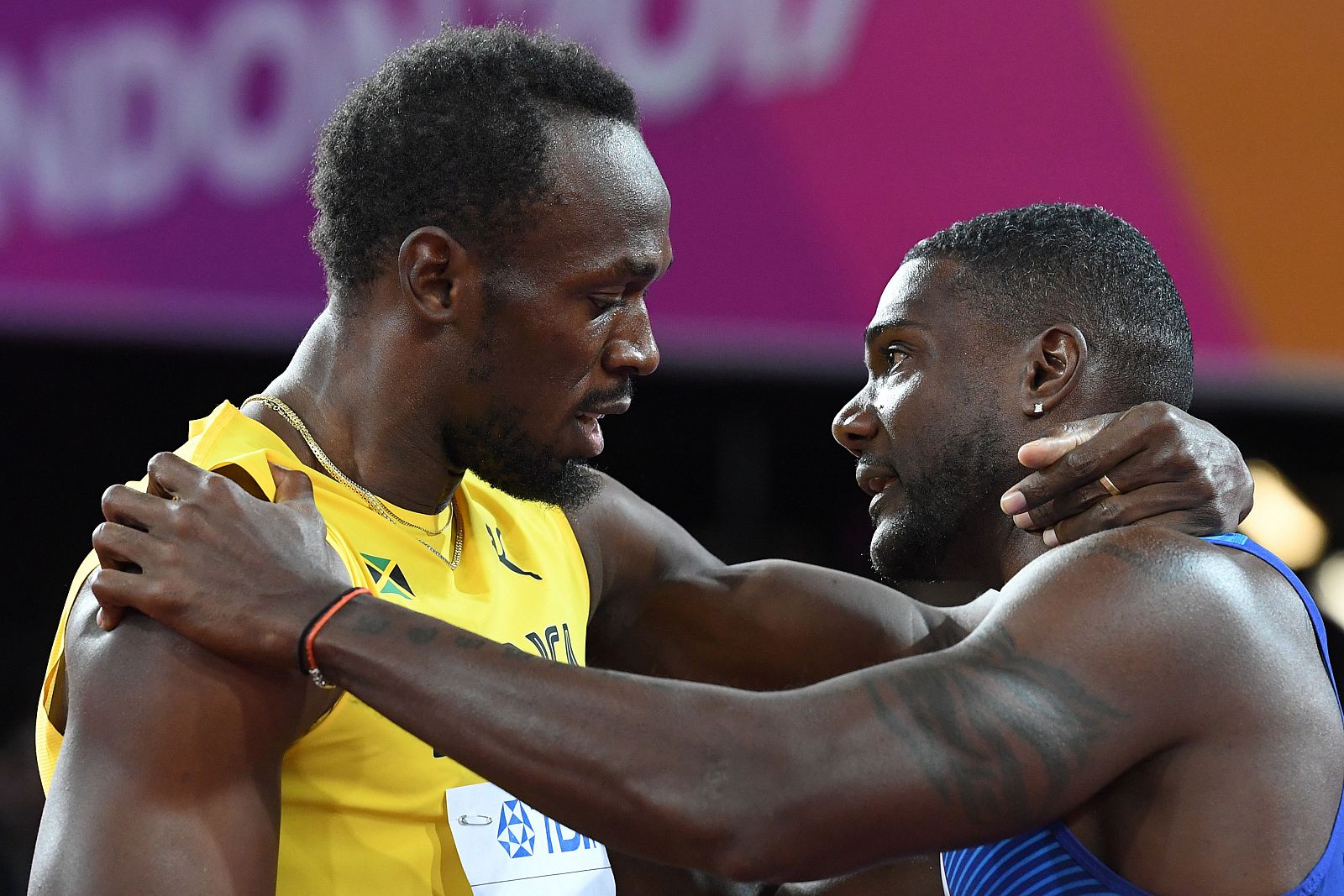 Justin Gatlin se abraza con Usain Bolt tras batirle en la final de los 100m.