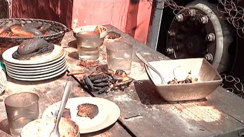 Imagen del estado en el que quedó la mesa donde comían los empleados del hotel.