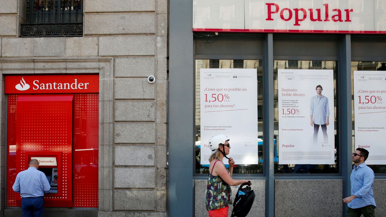 Imagen de dos sucursales de Banco Popular y Banco Santander en Madrid