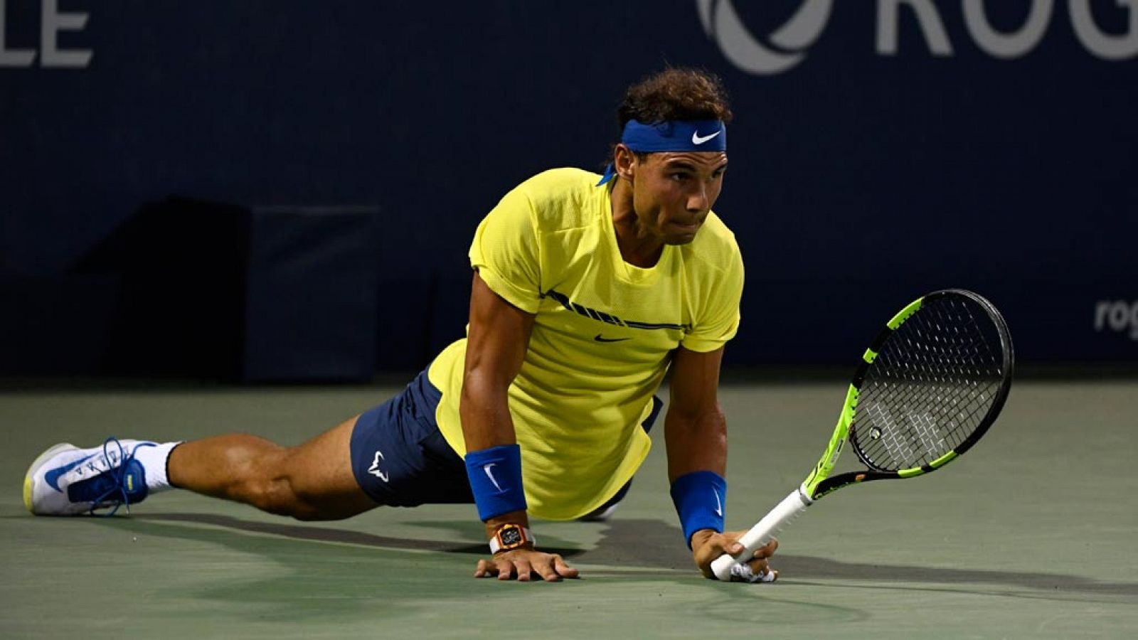 Rafa Nadal se lamenta de un golpe en el choque ante Shapovalov