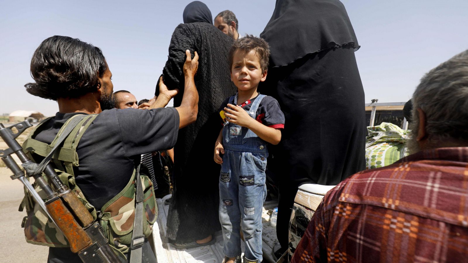 Mujeres sirias desplazadas y sus hijos llegan al pueblo de Hawi al-Hawa procedentes de Raqa
