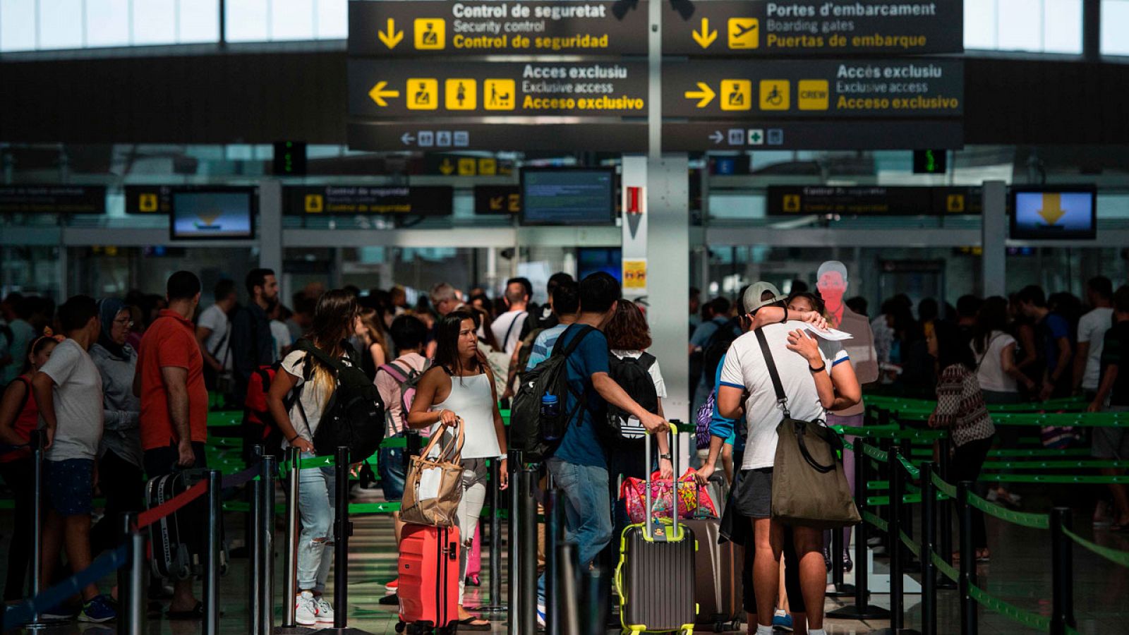 Pasajeros en las colas de los controles de seguridad del Aeropuerto de Barcelona-El Prat