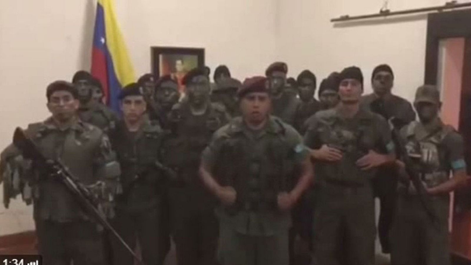 Captura de un vídeo publicado por la LaOfensiva 113k# de un grupo de militares venezolanos que se sublevó el domingo 6 de agosto de 2017, en el estado de Carabobo (centro-norte de Venezuela).