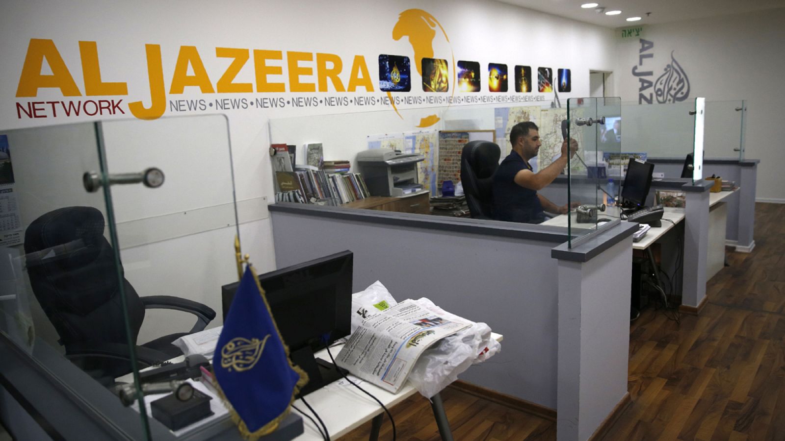 Un empleado de la oficina de la cadena en Jerusalén trabaja el pasado 31 de julio