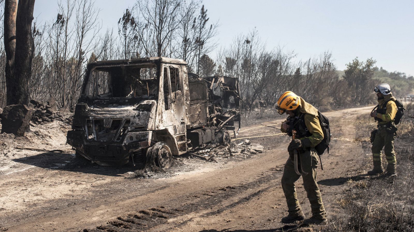 Un camión de bomberos calcinado en la localidad orensana de Maside