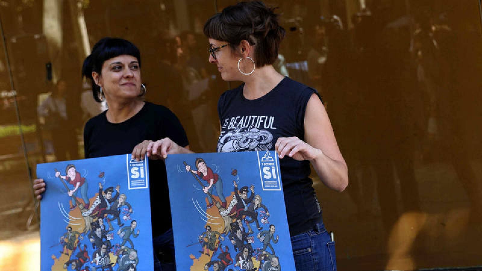 Anna Gabriel (i) y Mireia Vehí presentan el cartel de la CUP para el 1-O