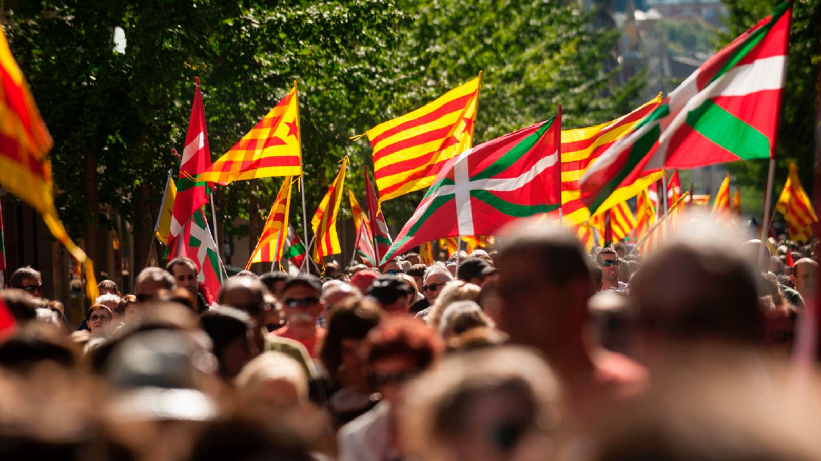 Miles de personas se manifiestan en San Sebastián en apoyo al proceso catalán