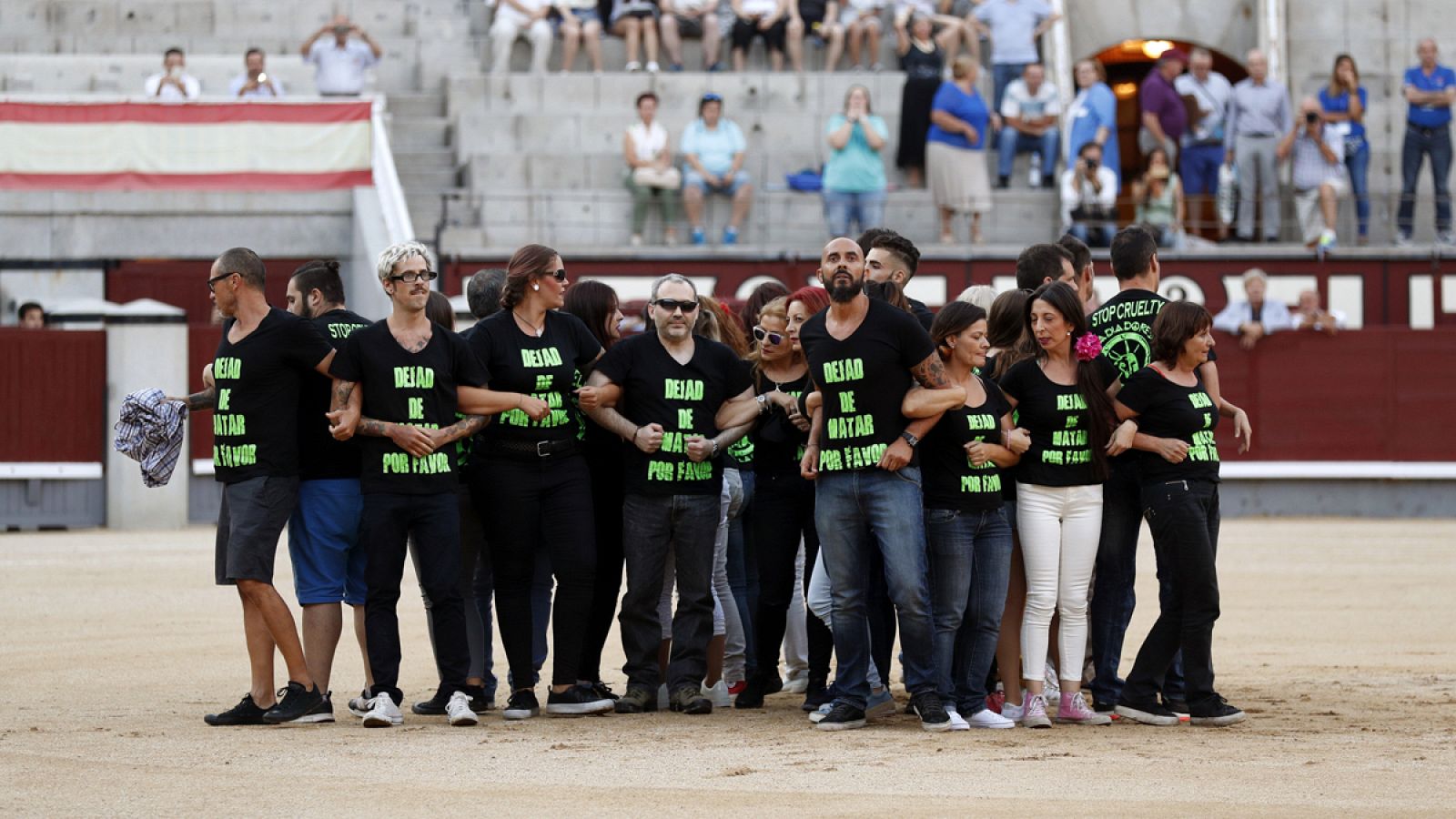 El grupo de antitaurinos en el ruedo en Las Ventas