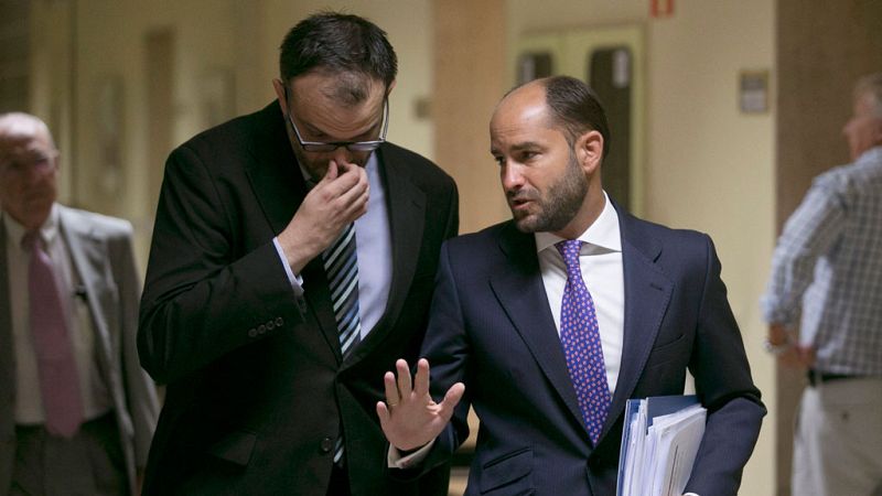 El secretario de Estado de Empleo, Juan Pablo Riesgo (d), a su llegada a la reunión con los agentes sociales