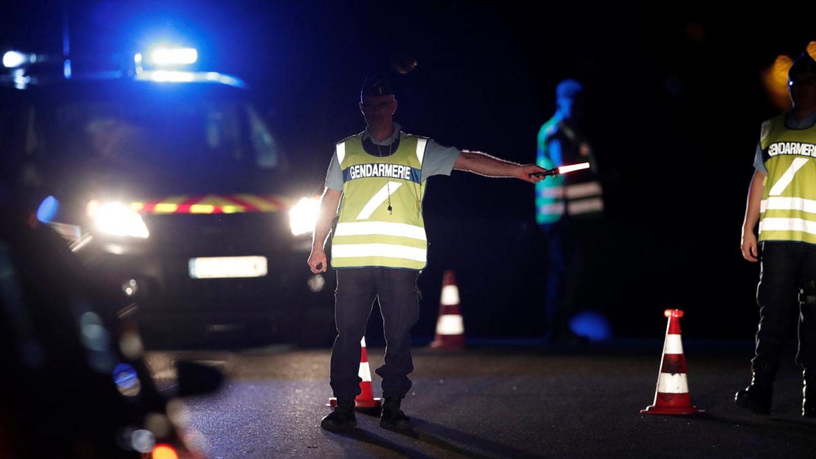 Gendarmes franceses, en un control policial instalado cerca del lugar de los hechos.