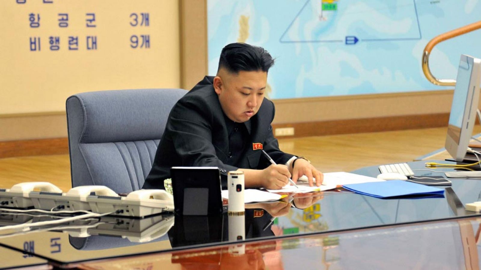 Imagen del líder de Corea del Norte, Kim Jong-un, durante un gabinete de crisis