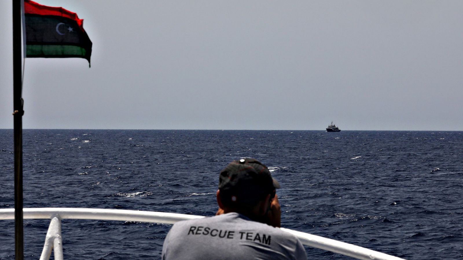 Un miembro de Proactive Open Arms, a bordo del barco 'Golfo Azzurro'