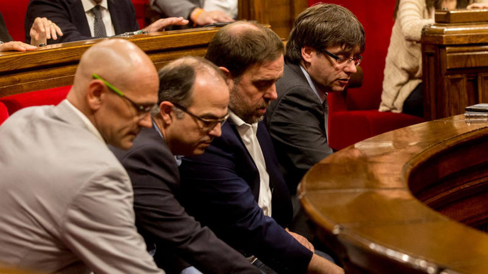  El presidente de la Generalitat, Carles Puigdemont, junto al vicepresidente Oriol Junqueras el conseller de la Presidencia Jordi Turull y el conseller de Exteriores, Raül Romeva 