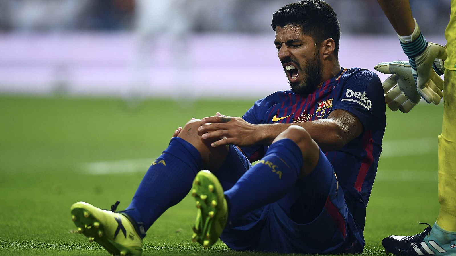 Luis Suárez se duele de su rodilla en el choque ante el Madrid