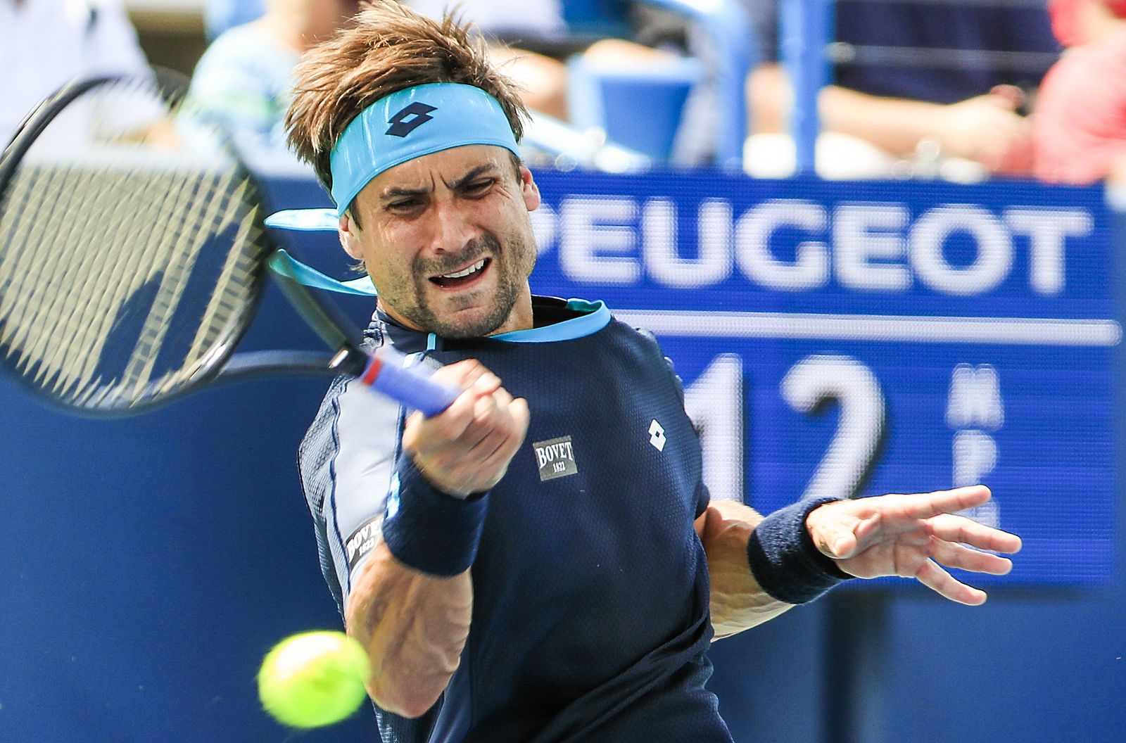 David Ferrer devuelve la bola a su compatriota Pablo Carreño durante su encuentro de cuarta ronda del torneo Masters 1.000 de Cincinnati.