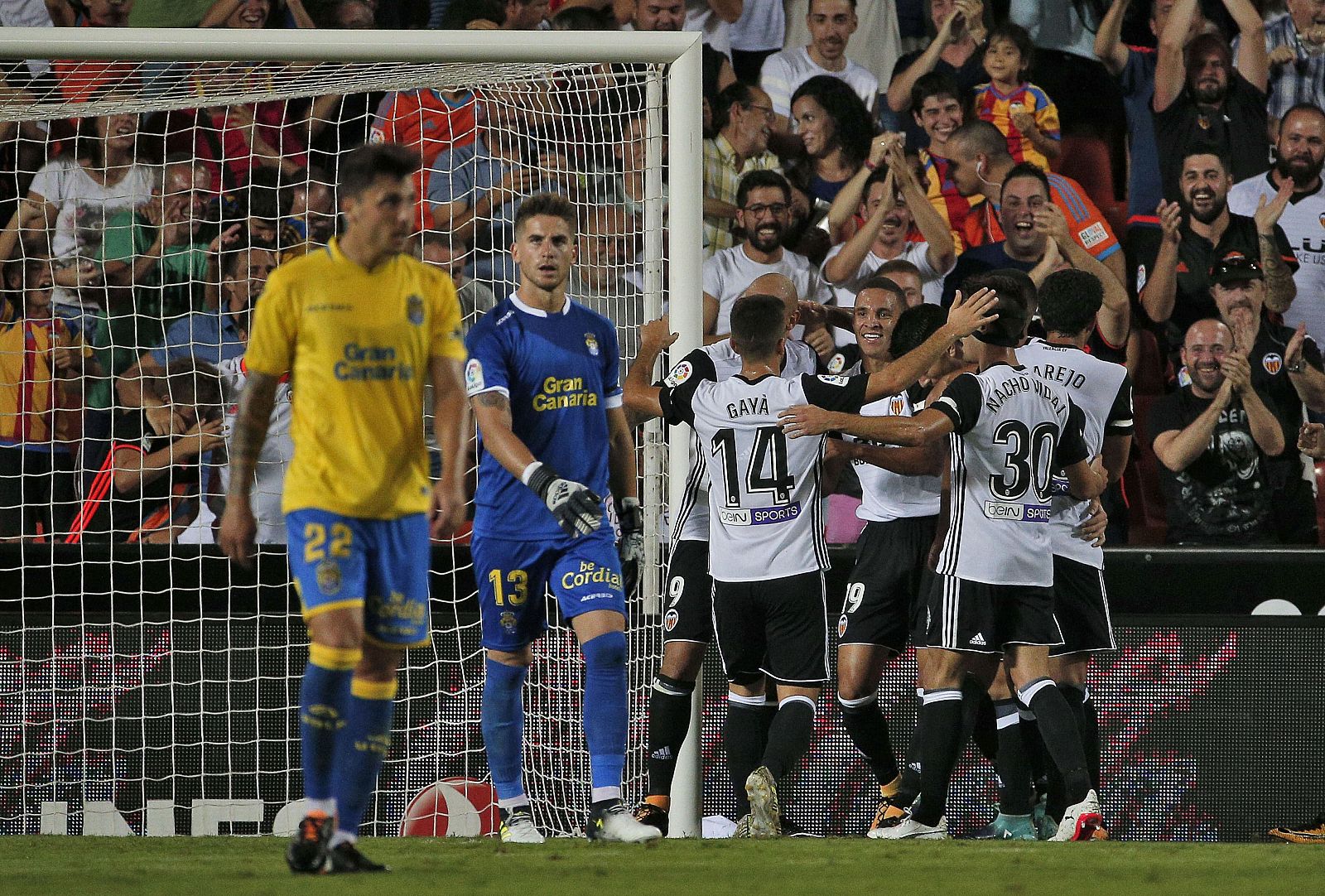 Los jugadores del Valencia CF celebran el gol de Zaza frente a UD Las Palmas.