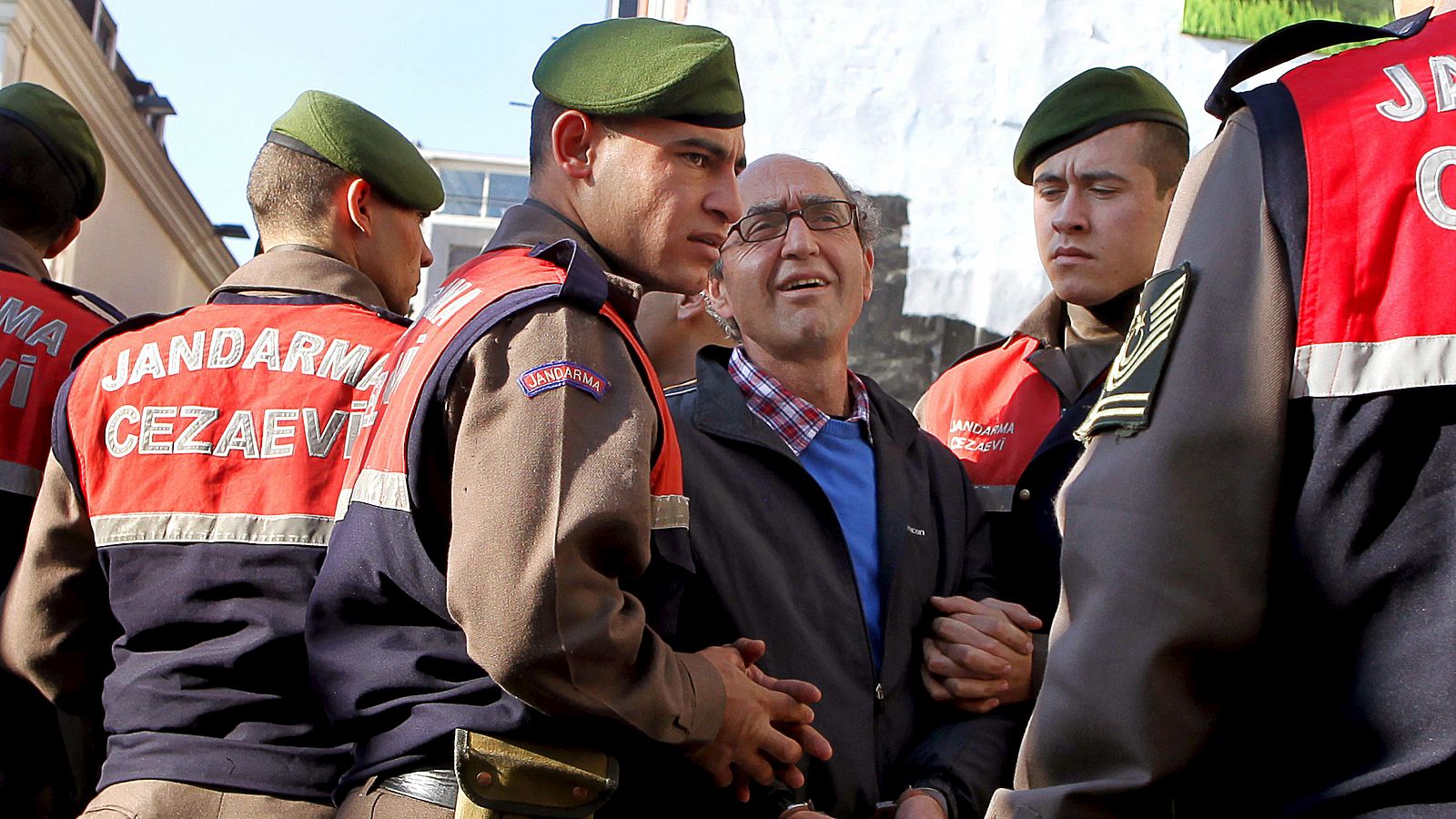 El escritor, Dogan Akhanli (c), en una foto de archivo cuando fue arrestado en agosto de 2010 durante una visita a Turquía, acusado de robo armado en una casa de cambios en 1989.