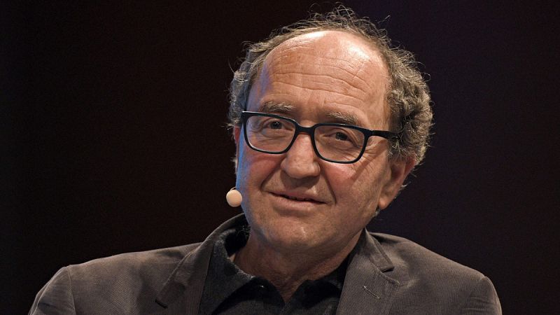 Imagen del escritor Dogan Akhanli durante una mesa redonda de un festival de literatura de Colonia, Alemania.