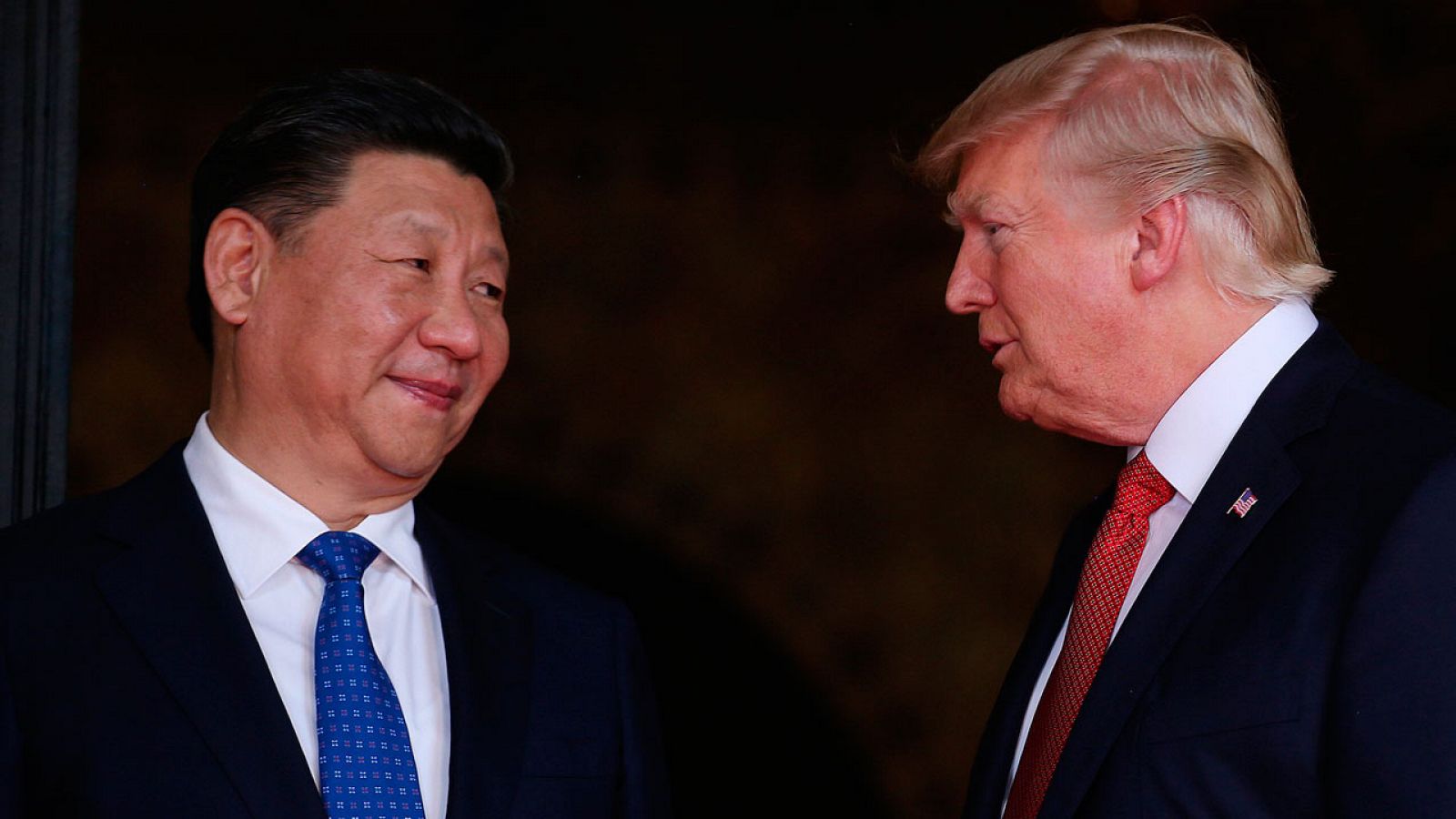 Xi Jinping y Donald Trump conversan en la residencia del presidente estadounidense en Mar-a-Lago, en Florida.