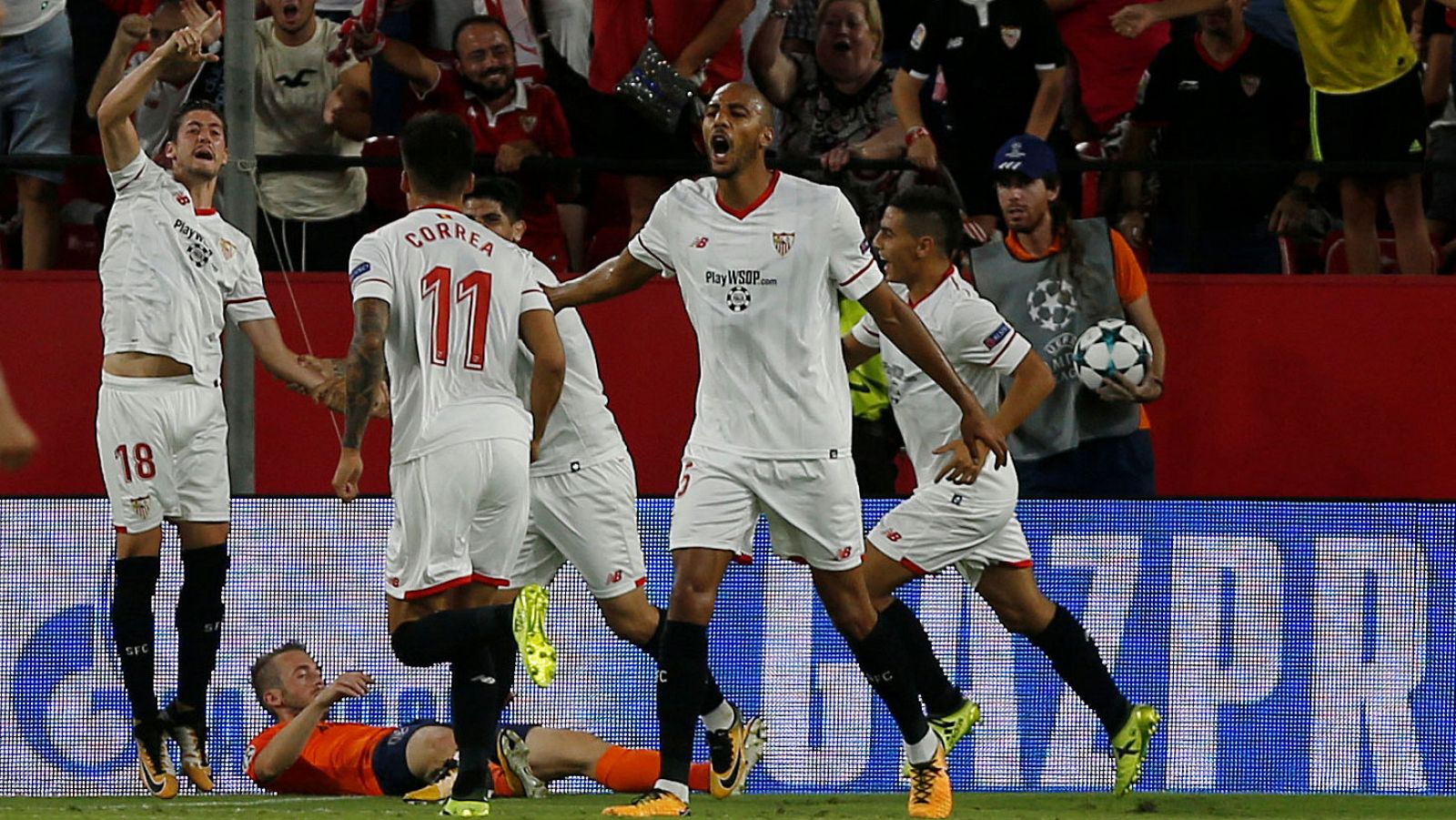 Sevilla celebra el gol de Escudero