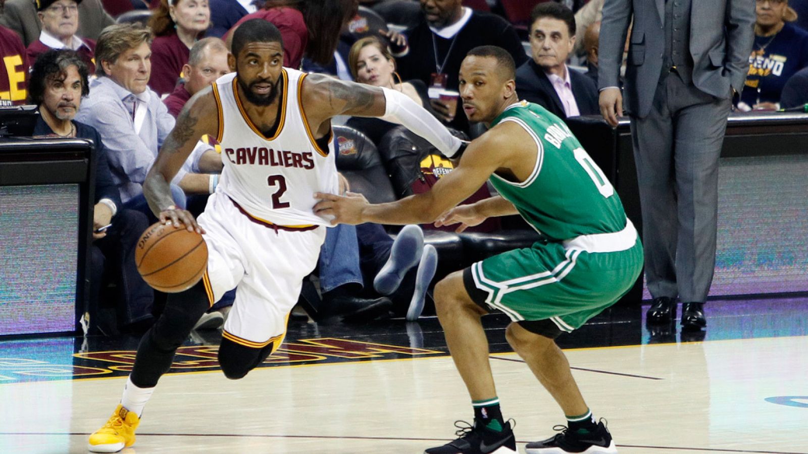 Kyrie Irving, con la camiseta de los Cavaliers, jugando contra su nuevo equipo, los Boston Celtics