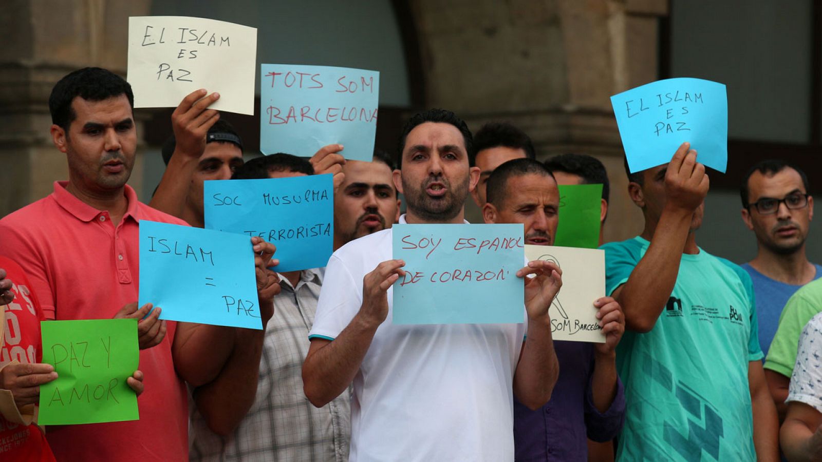 La comunidad musulmana de Ripoll y familiares de los terroristas de Barcelona y Cambrils se manifiestan en contra de los atentados.