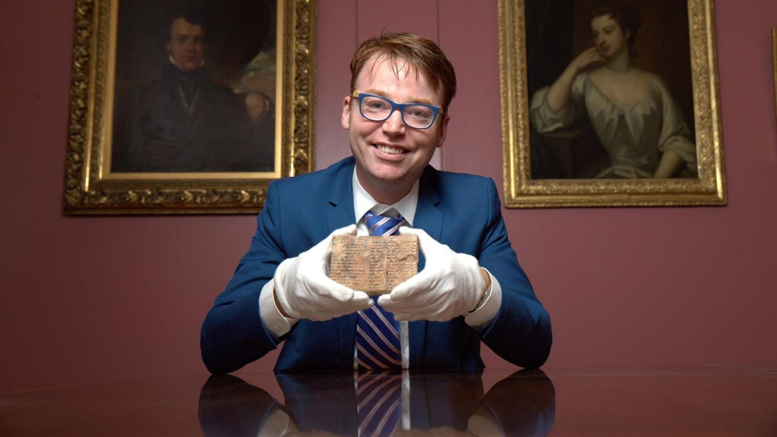 El doctor Daniel Mansfield sostiene el Primpton 322, una tablilla babilónico de 3.700 años de antigüedad.