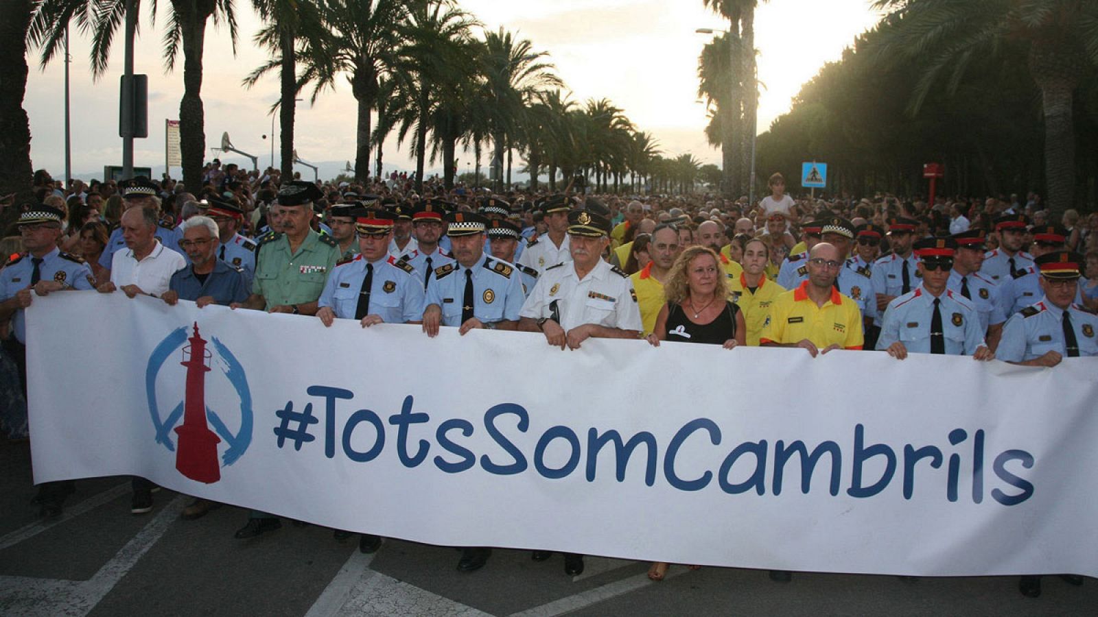 Las fuerzas de seguridad junto a cientos de ciudadanos recorriendo el viernes 25 de agosto de 2017 las calles de Camrils durante la manifestación de rechazo al atentado del 17 de agosto, convocada por el Ayuntamiento de la localidad.