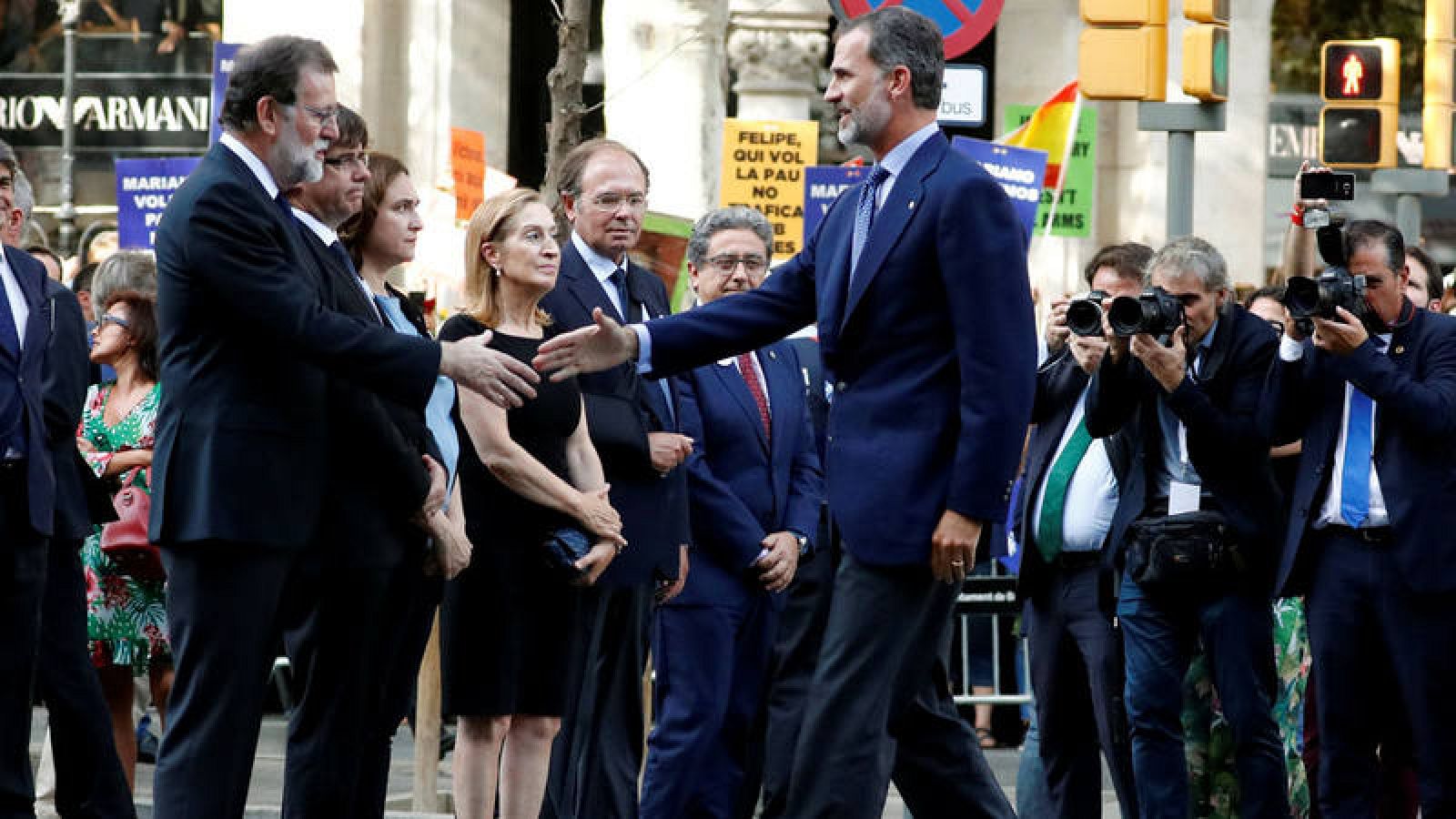  El rey Felipe VI y Mariano Rajoy se saludan en la manifestación de Barcelona