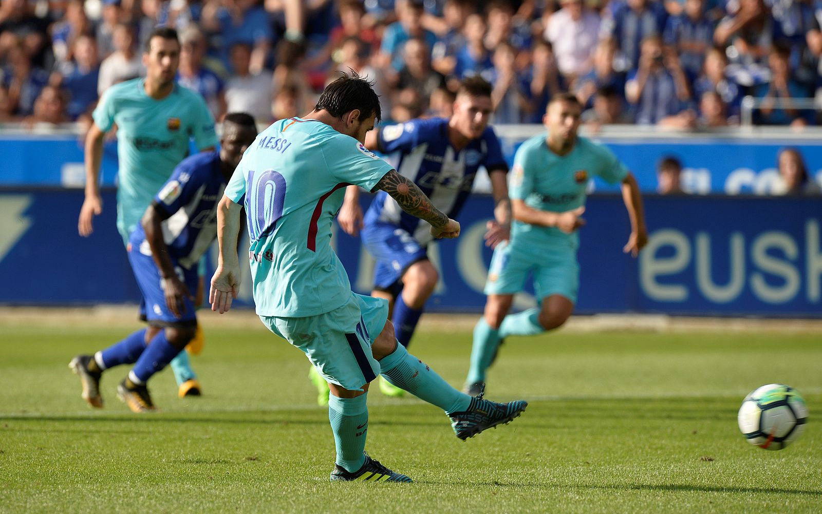 Messi tira el penalti ante el Alavés