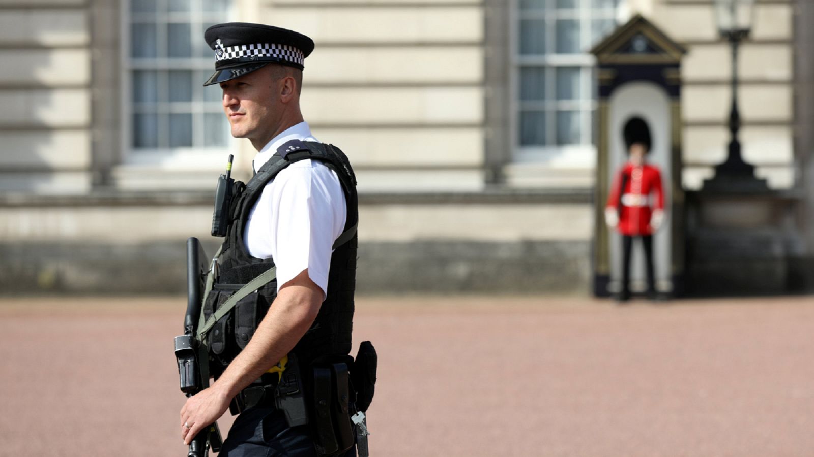 Un polícia patrulla los alrededores del Palacio de Buckingham de Londres