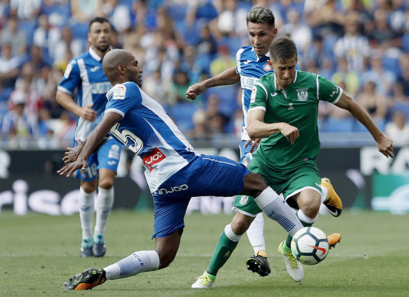 El defensa Espanyol Naldo (i) disputa el balón a Szymanowski 