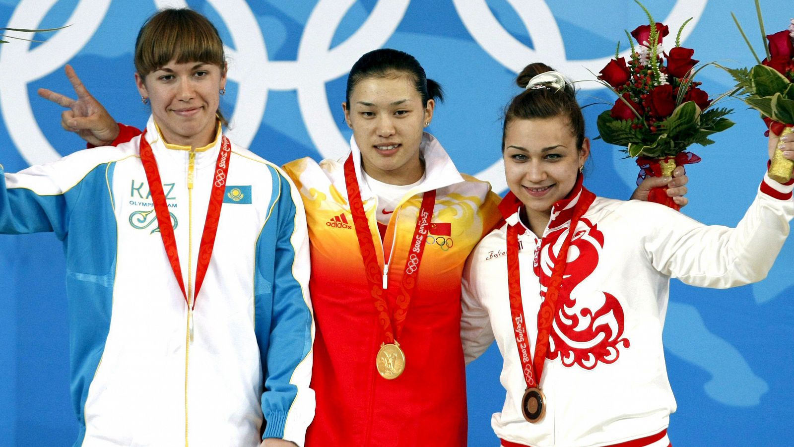 La china Cao Lei (oro) y la rusa Nadezda Evstyukhina (bronce), descalificadas por dopaje, en el podio de Pekín.